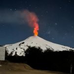 <strong>Registran incandescencia del volcán Villarrica que alcanzó los 220 metros: mantienen Alerta Amarilla</strong>