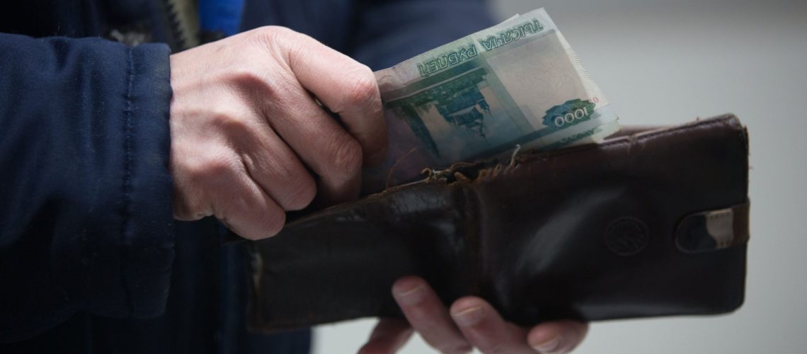 A customer handles 1000 ruble banknotes from a wallet inside a Magnit PJSC hypermarket store in Moscow, Russia, on Wednesday, Feb. 28, 2018. Billionaire Sergey Galitskiy will quit as chief executive officer of Magnit PJSC after selling 138 billion rubles ($2.5 billion) of shares--29 percent of the company--to the state-controlled VTB Group, Magnit said in a regulatory filing. Photographer: Andrey Rudakov/Bloomberg