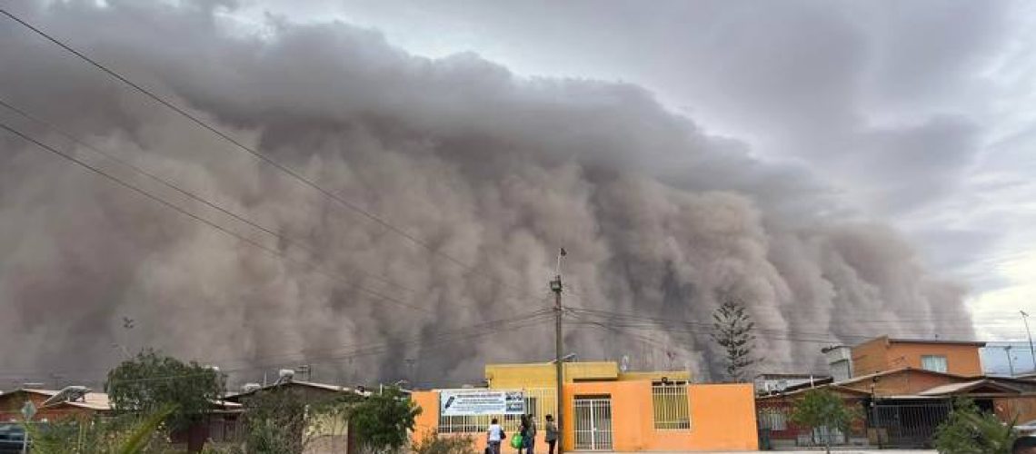 Captan impactante tormenta de arena en Diego de Almagro