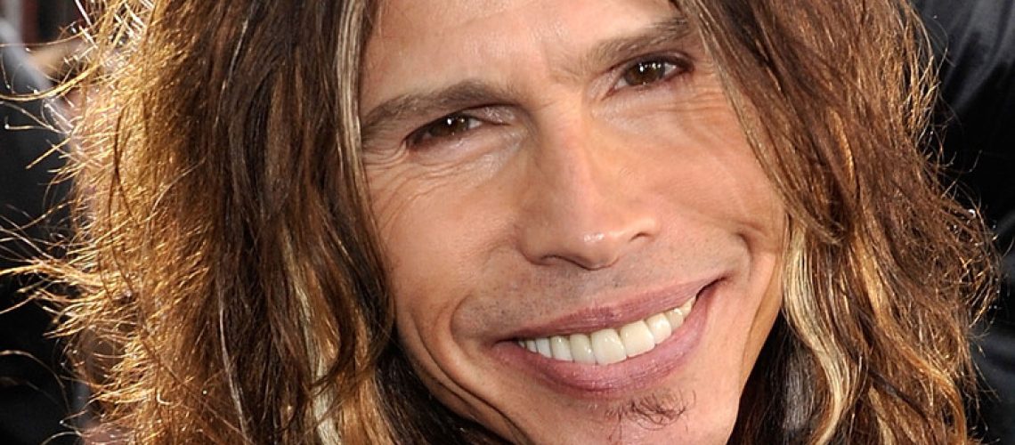 LOS ANGELES, CA - NOVEMBER 23:  Mucisian Steven Tyler arrives at the 2008 American Music Awards held at Nokia Theatre L.A. LIVE on November 23, 2008 in Los Angeles, California.  (Photo by Kevin Winter/Getty Images for AMA)