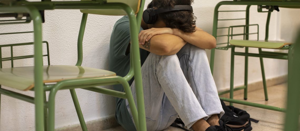 triste-adolescente-en-la-escuela-tiro-completo